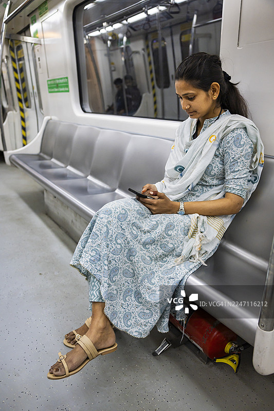 女性在斋浦尔地铁通勤图片素材
