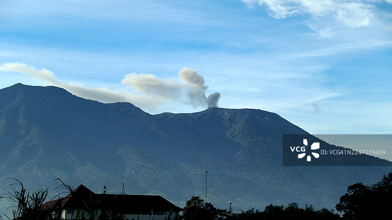 西苏门答腊马鲁比火山喷发出的火山灰和气体柱图片素材