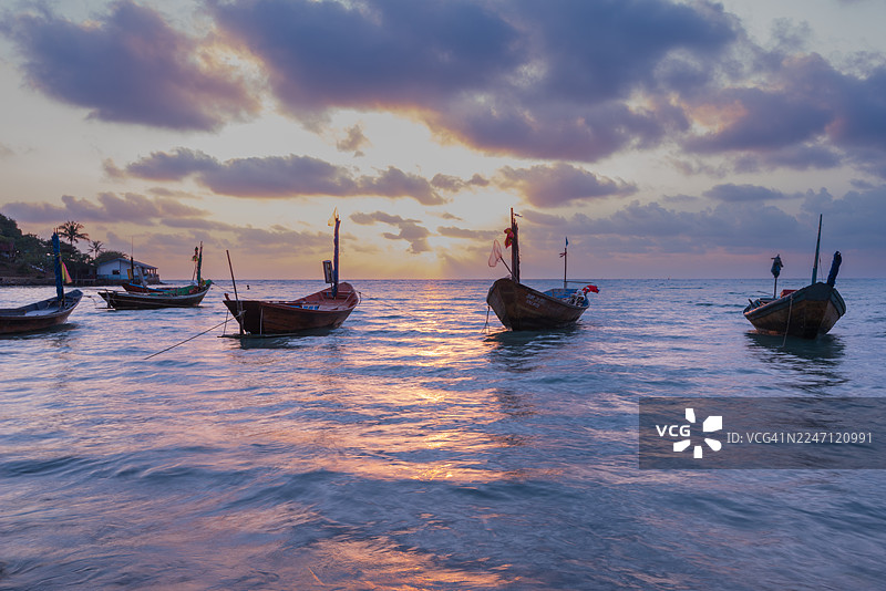 泰国罗勇府马普乐蒙海滩孔奥村的渔船图片素材