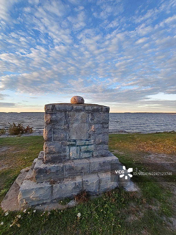 迷人的天空和云彩 / 帕特森公园 / 湖 / 麦克尼科尔港 / 秋季 / 安大略省 / 加拿大图片素材