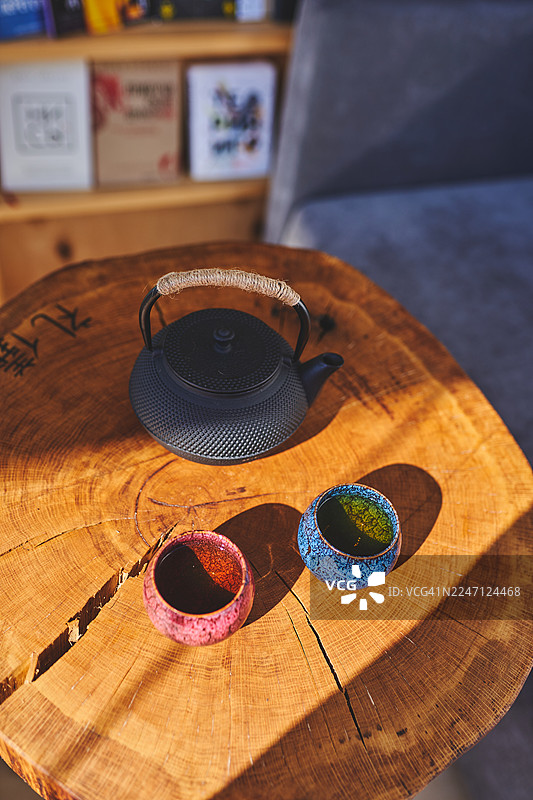 乡村风格的茶具，带有装饰的杯子放在木桌上图片素材