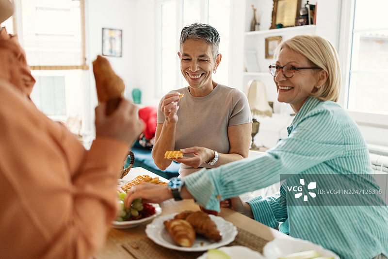 一位成熟的女士与她的女性朋友们分享经历图片素材