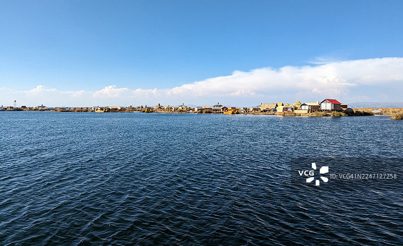 的的喀喀湖乌鲁斯浮岛上的村庄。图片素材