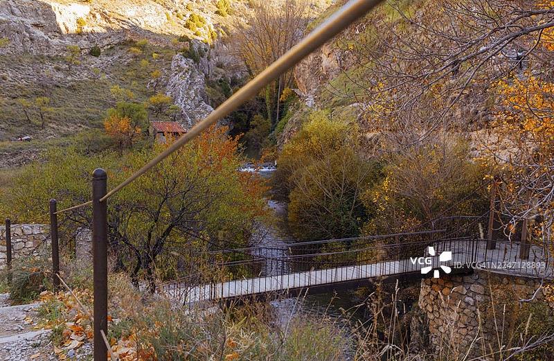 西班牙特鲁埃尔省阿尔瓦拉辛瓜达拉维亚尔河畔步道图片素材