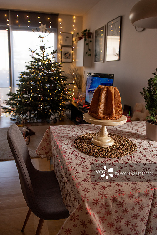 节日餐桌上的潘多罗甜面包图片素材