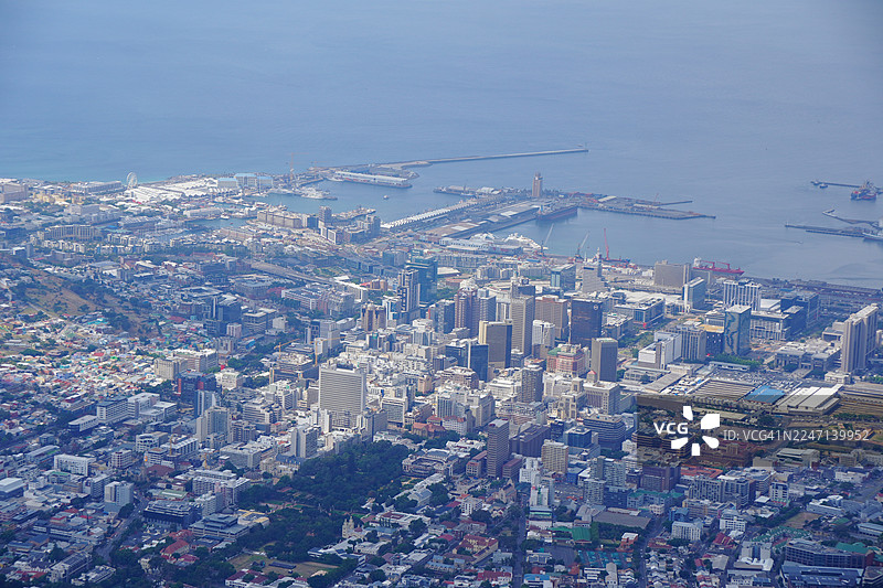 从远处看开普敦市中心，摩天大楼，天际线，开普敦，南非图片素材