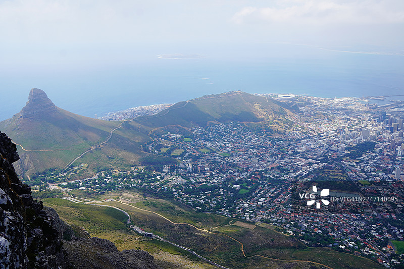 从桌山看到的狮子头、信号山和南非开普敦的景色图片素材