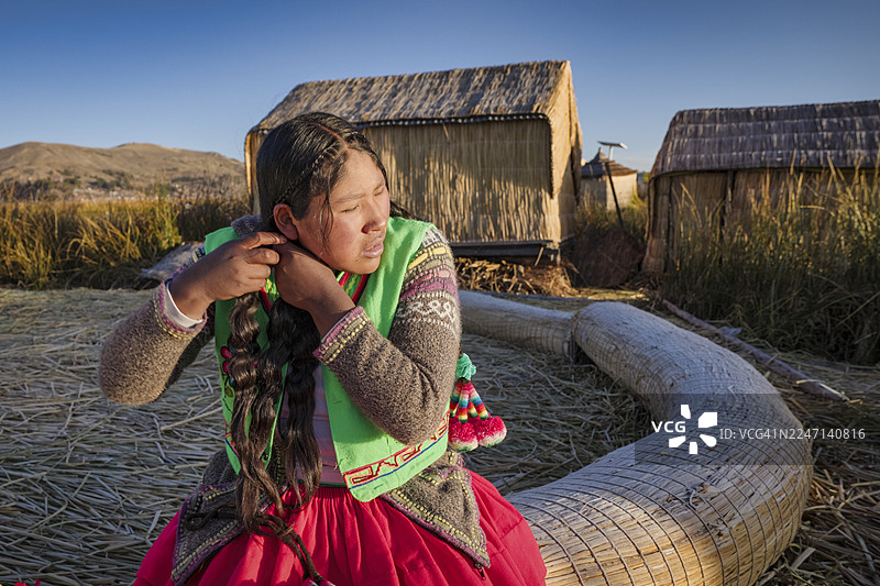秘鲁乌鲁斯浮岛上的秘鲁年轻女子肖像，的的喀喀湖，秘鲁图片素材