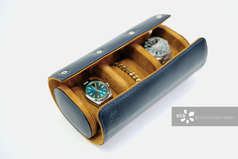 工作室拍摄的白色背景手表盒的斜视图。图片素材