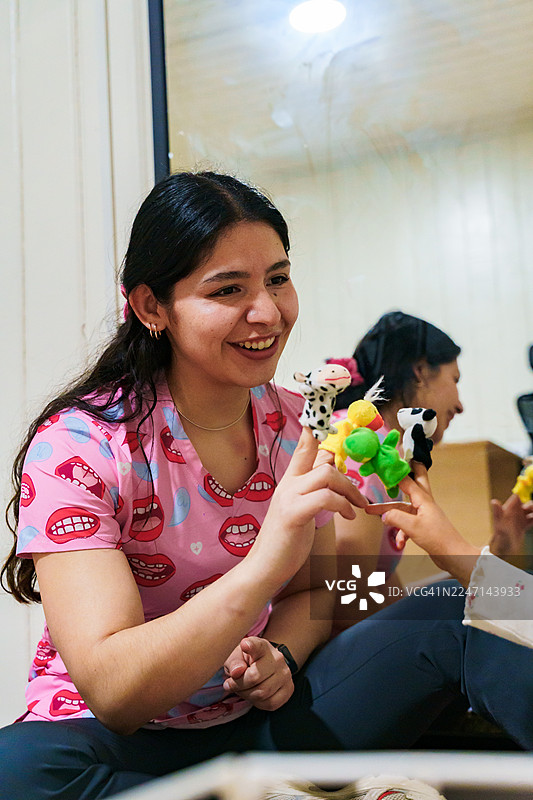 拉丁美洲的言语治疗师玩手指玩偶图片素材