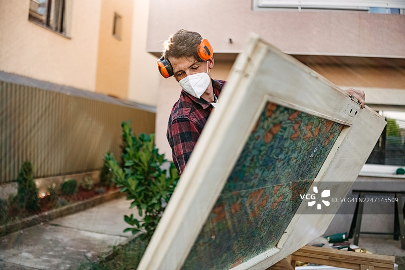 男人为油漆做准备图片素材