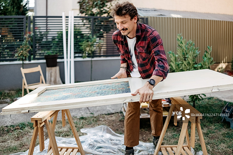 男子准备给门上漆图片素材