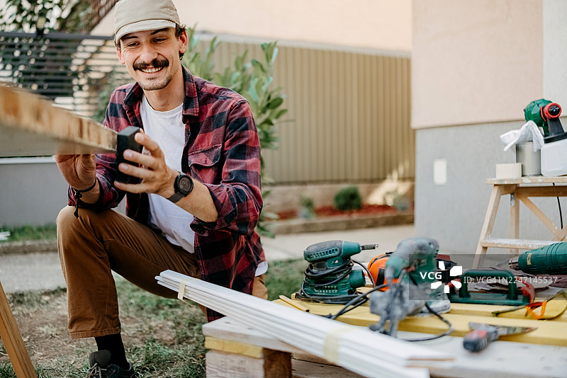 男人准备给门上漆图片素材