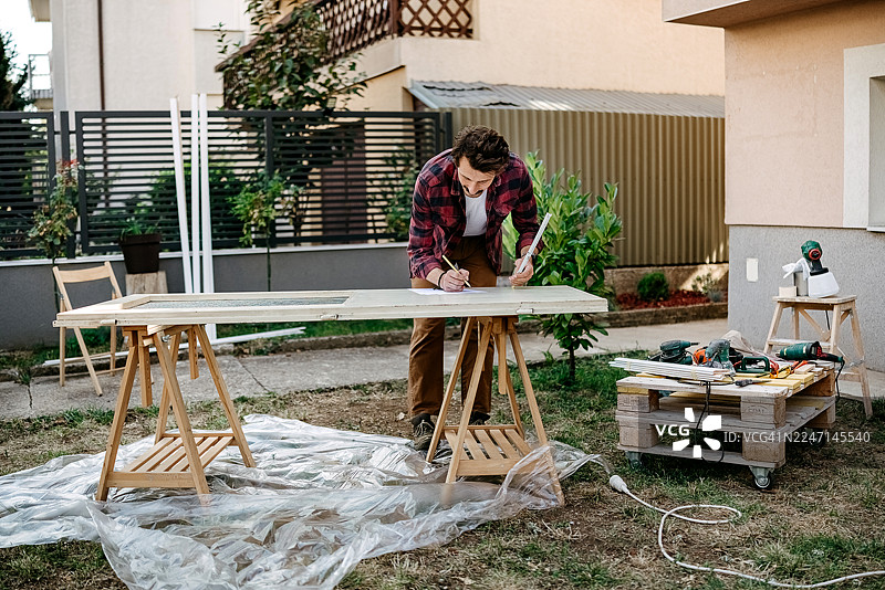 男子准备给门上漆图片素材