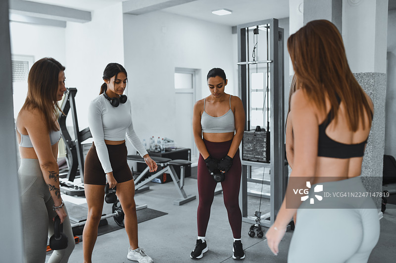 一群不同种族女性在健身房准备壶铃训练图片素材