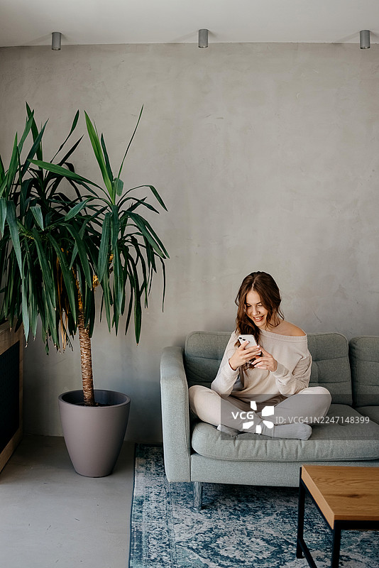 一位女士正在使用手机图片素材