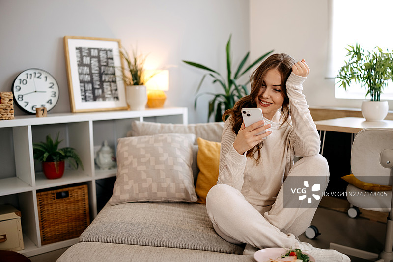 女子使用手机图片素材