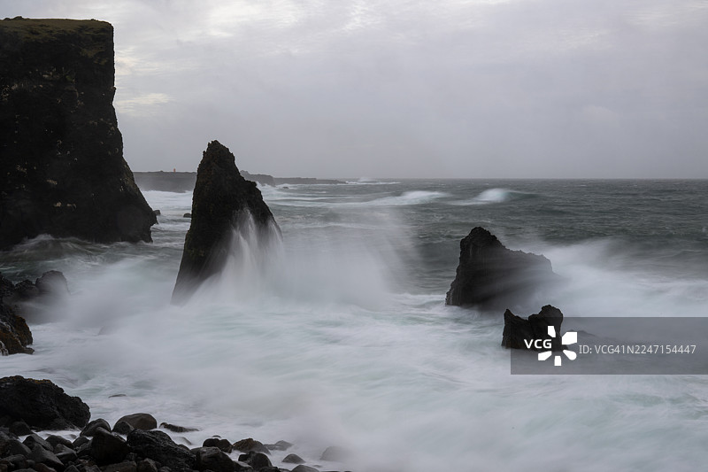 雷克雅内斯，海浪拍打岩石的粗犷海景图片素材