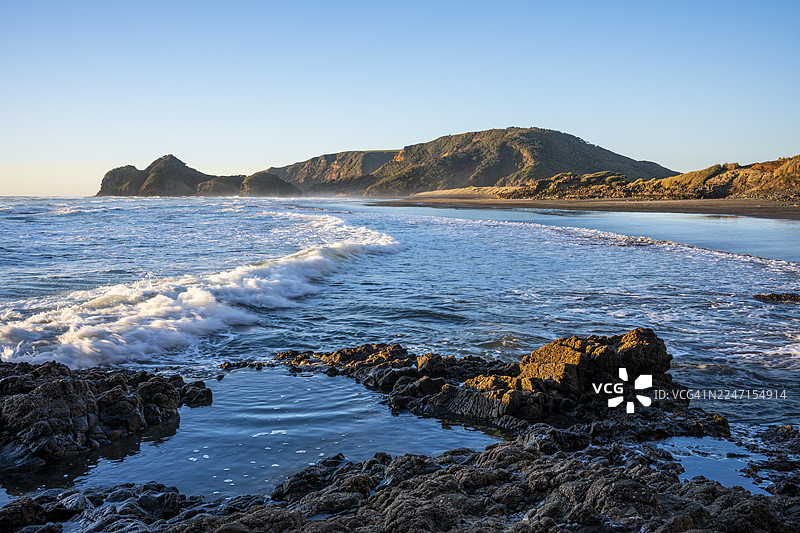 新西兰海景与沙滩风光。贝塞尔斯海滩（Te Henga），傍晚，黄金时刻。贝塞尔斯海滩，瓦塔凯里山脉，奥克兰西部，新西兰图片素材