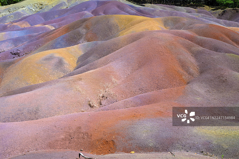 非洲东部毛里求斯七色土彩色沙丘，呈现橙色和紫色波浪图案。图片素材