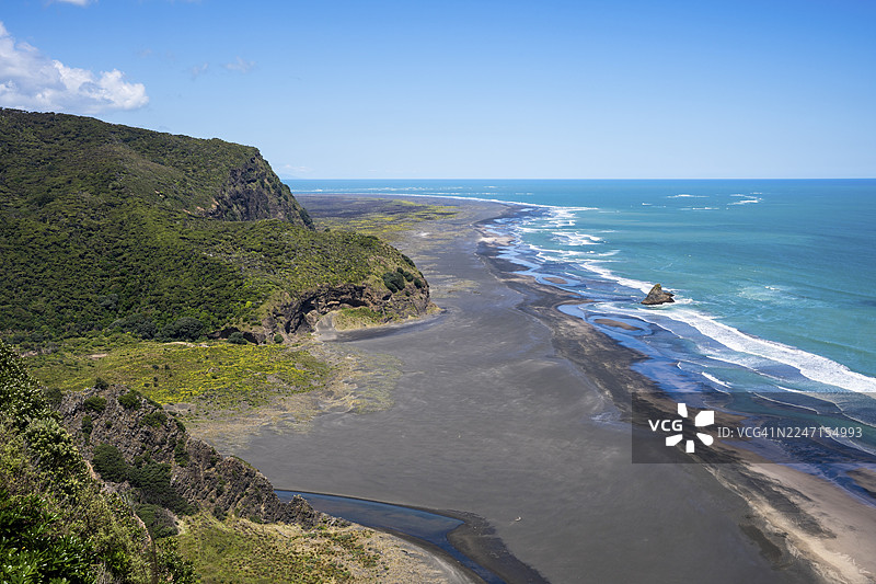 新西兰海景与沙滩风光。卡雷卡雷海滩和瓦卡鲁罗湾海滩景观。帕拉塔希岛海域中的岩石。惠灵顿怀塔克雷山脉的默瑟湾步道。图片素材