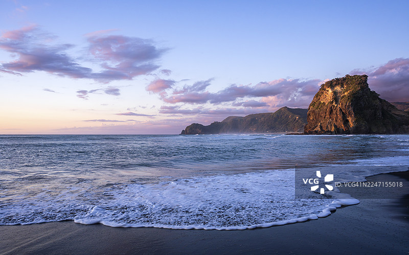 新西兰海景与沙滩风光。皮哈海滩与狮子岩。日落。位于奥克兰西部怀塔克雷山脉的皮哈。图片素材