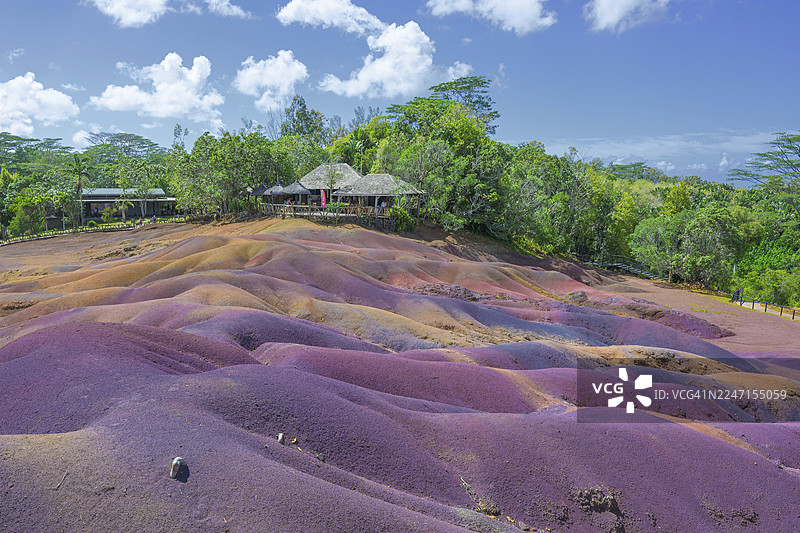 毛里求斯，非洲，东非，查莫罗，七色土：蓝天下的彩色红紫色沙丘与热带森林图片素材