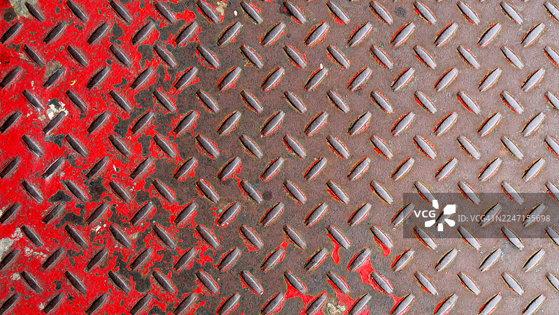 带有铜绿的工业风格金属板特写。有刮痕的红漆。粗糙的纹理。自然光和色彩。美国纽约州曼哈顿。图片素材