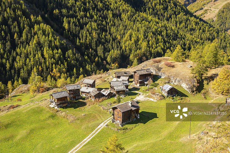 瑞士瓦莱州埃沃莱讷地区阿尔卑山上的传统木屋图片素材