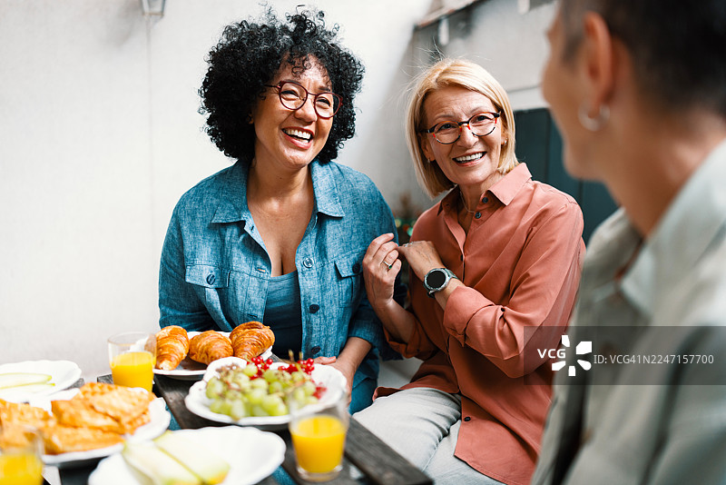 三位成熟的女性开怀大笑图片素材