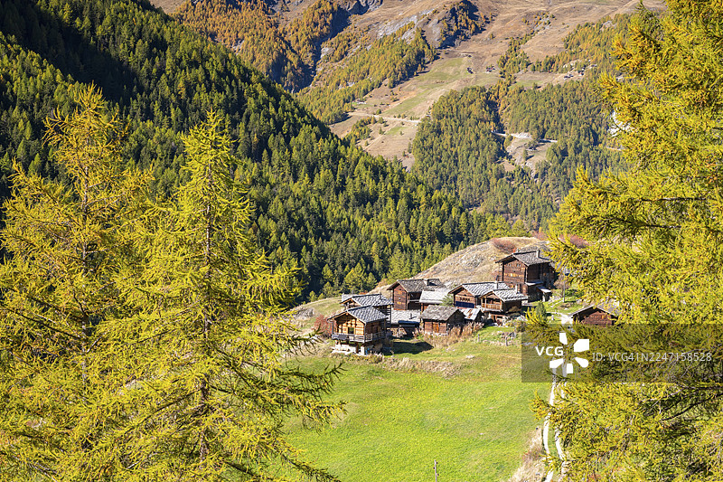 瑞士瓦莱州埃沃利讷阿尔普地区的传统木屋图片素材