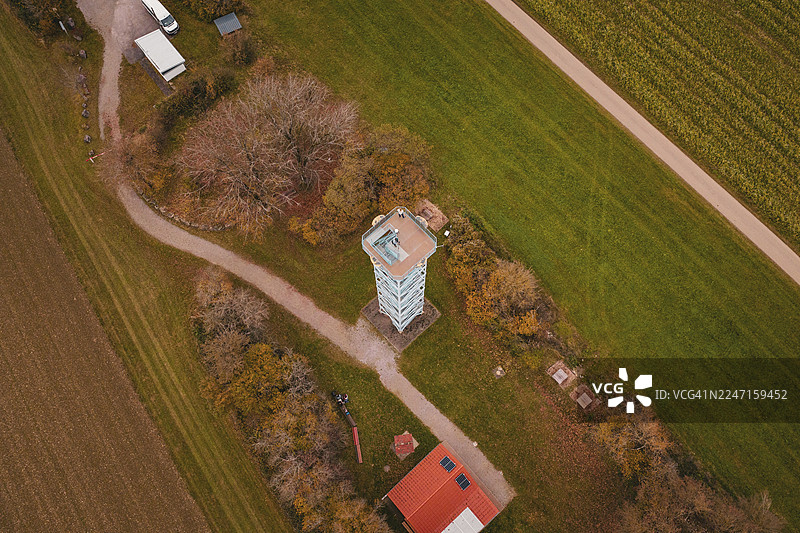 德国杜伦梅茨施泰滕观景塔，秋日色彩环绕的乡村风景中的一座瞭望塔，周围有田野和建筑图片素材