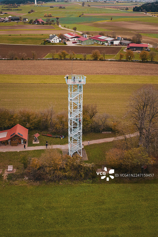 德国杜伦梅特施泰滕观景塔，位于乡村景观中，周围有田野、建筑和秋天的色彩。图片素材