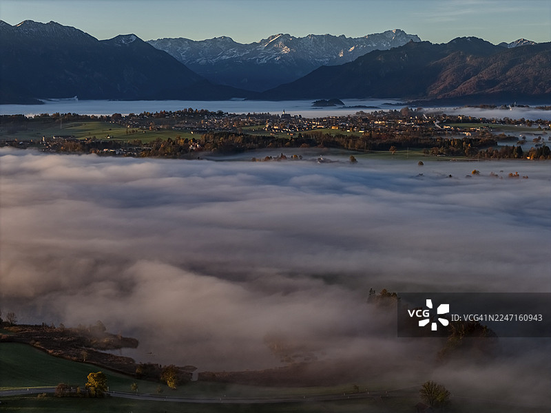 慕尔瑙,阿尔卑斯山脉,教堂,山区,晴朗,晨光,秋季,秋色,雾,航拍,德国巴伐利亚州上巴伐利亚地区,楚格峰后图片素材
