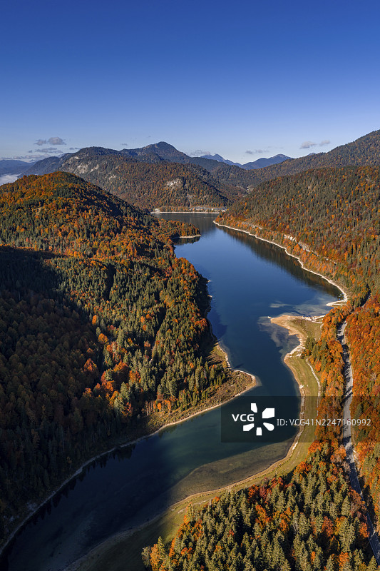 山间湖泊、山脉、晴朗、晨光、秋季、秋色、森林、鸟瞰图、西尔文斯坦湖、上巴伐利亚、巴伐利亚、德国图片素材
