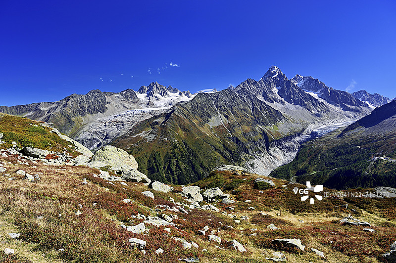 从左前方的霞慕尼冰川,后方是霞慕尼尖峰,右方是沙多内尖峰,前方是阿让蒂耶尔冰川的余脉,法国上萨瓦省霞慕尼勃朗峰。图片素材