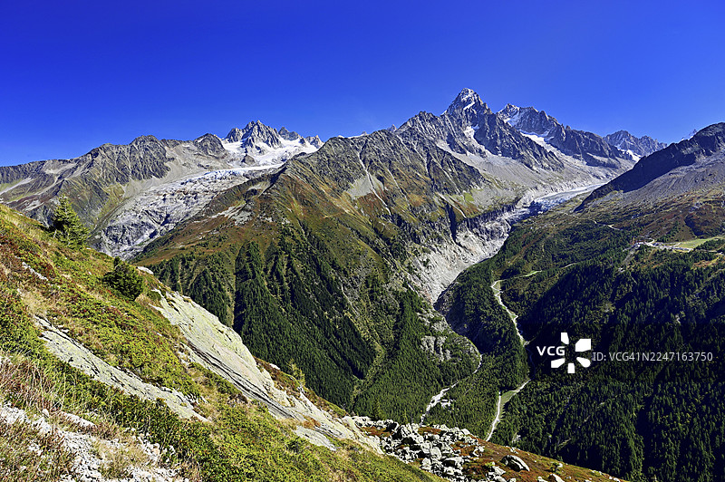 从左前方的图尔冰川到后方的图尔峰,右侧的沙多内峰,前方是阿让蒂耶冰川的山麓,法国上萨瓦省霞慕尼勃朗峰图片素材
