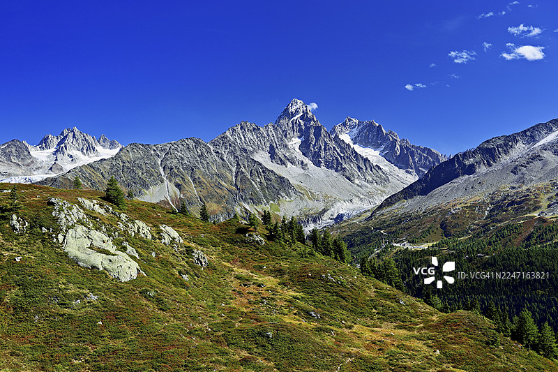 从左到前是特尔山冰川，后方是特尔角峰，右方是沙多内峰，前方是阿让蒂耶尔冰川的山麓，法国上萨瓦省霞慕尼勃朗峰图片素材