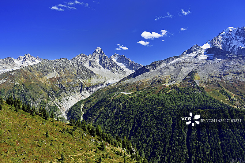从左前方的图尔冰川到后方的图尔针峰，右侧的夏多内针峰，前方是阿让蒂耶尔冰川的山麓，法国上萨瓦省霞慕尼勃朗峰图片素材