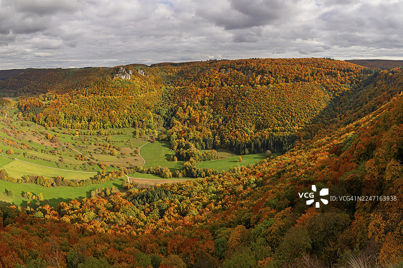 印第安夏日在施瓦本汝拉的内宁格山谷，有鲁森施泰因城堡遗址图片素材