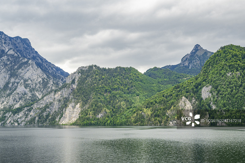 春日雨中的特劳恩湖，特劳恩施泰因峰，特劳恩基兴，萨尔茨卡默古特，奥地利图片素材