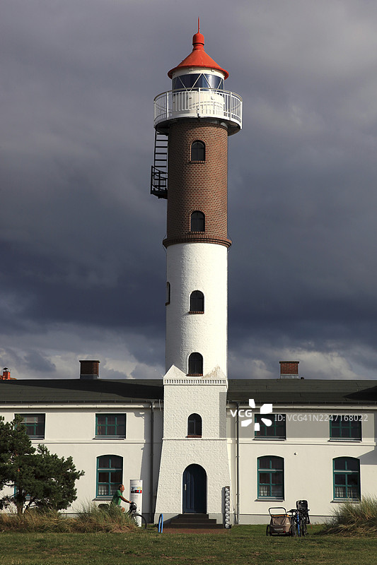 波尔岛蒂门多夫灯塔，位于德国梅克伦堡-前波美拉尼亚州西北梅克伦堡区，波罗的海上图片素材