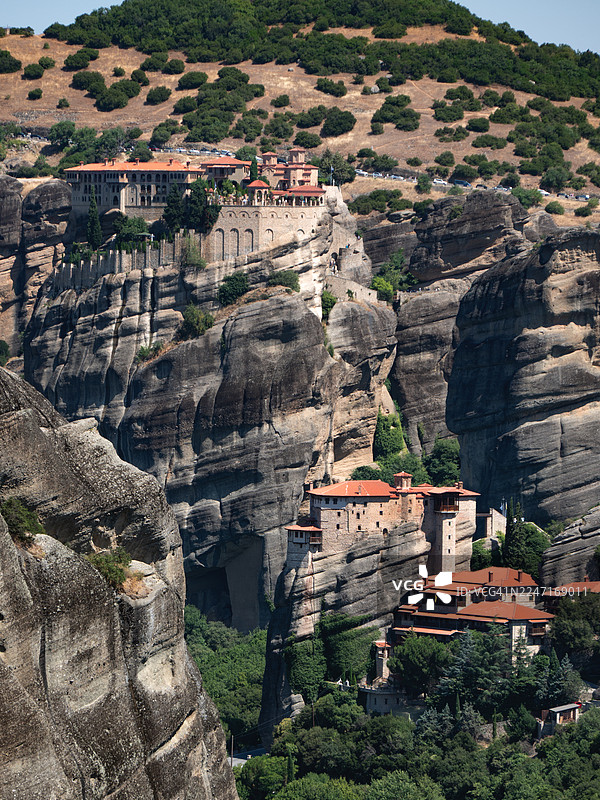 希腊迈泰奥拉，在晴朗的天空下，修道院危险地坐落于高耸的岩石之上图片素材