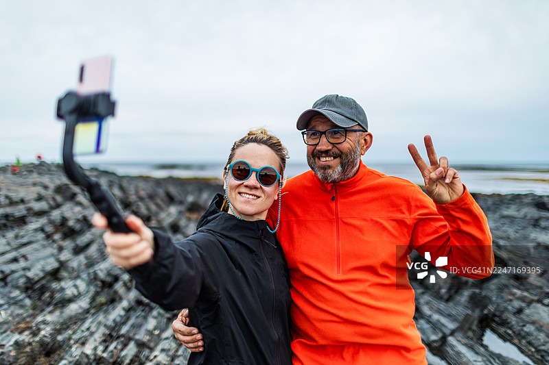中年夫妇在北部海岸用自拍杆和手机自拍图片素材