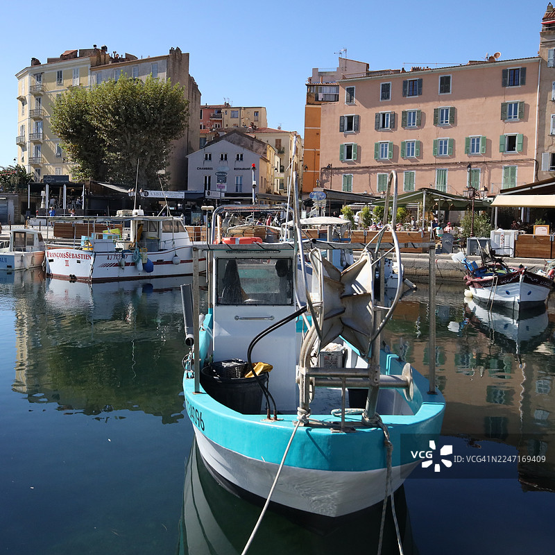 停泊着船只的海港景色，周围是色彩缤纷的建筑图片素材