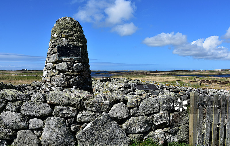 英国米尔顿，植物学家麦克唐纳故居，明媚蓝天白云下，古老的石头遗迹和纪念碑，俯瞰着广阔的风景图片素材