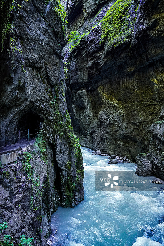 狭窄苔藓覆盖的峡谷中奔腾的绿松石色河流的壮丽景色图片素材