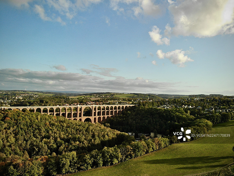 德国格利茨施维亚杜克特大桥，世界上最大的砖砌桥梁，周围环绕着绿色树木和蓝天白云。图片素材