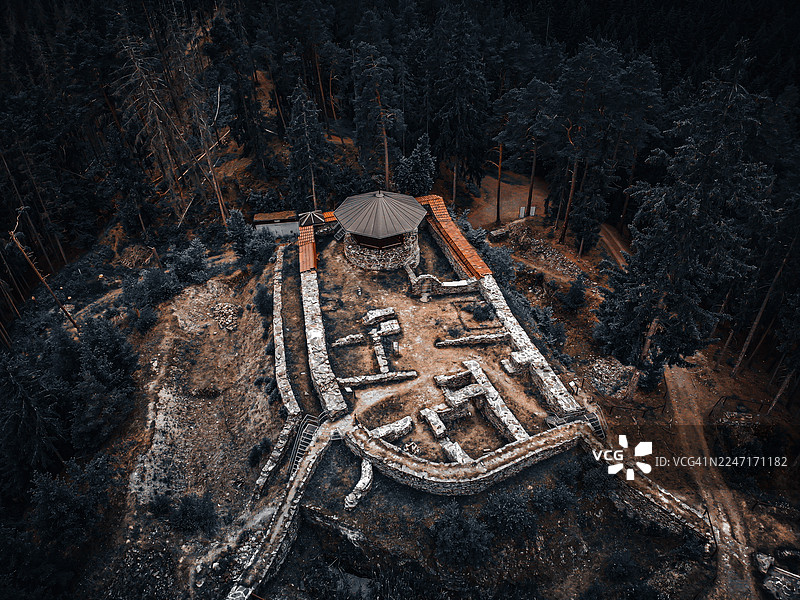 德国伦普滕多夫，黄昏时分古老石头遗迹与森林的航拍图，维斯堡遗址图片素材