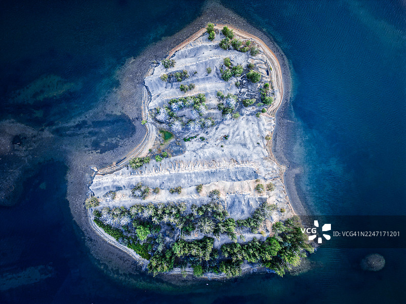深蓝色水域中，岛屿、树木和纹理土地的鸟瞰图图片素材
